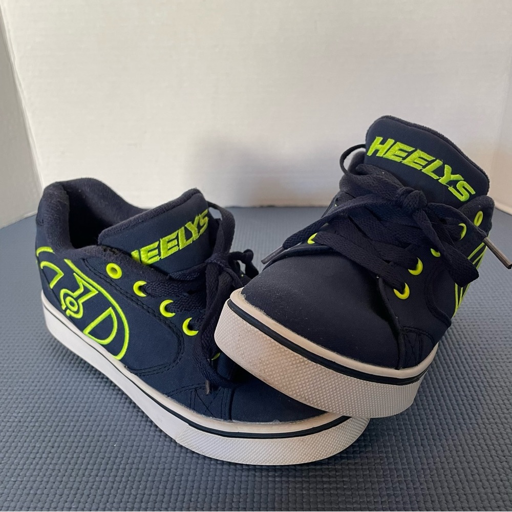 Heelys roller skate shoes